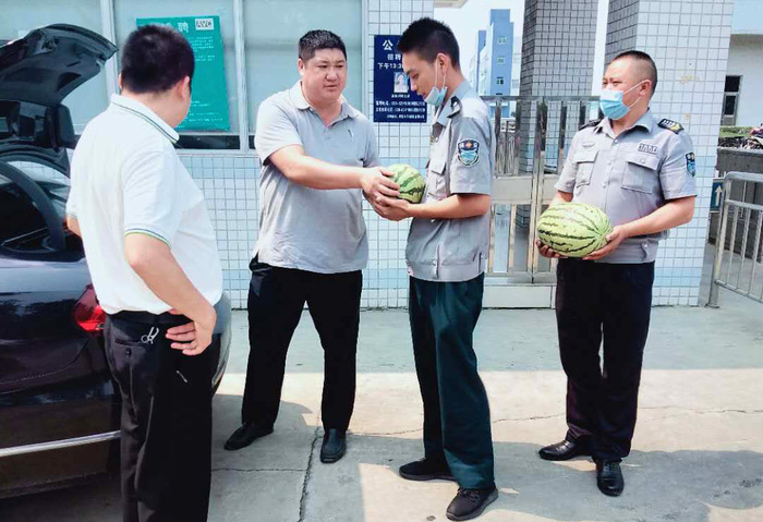 1炎热高温未退，领导慰问送清凉1A1080.jpg