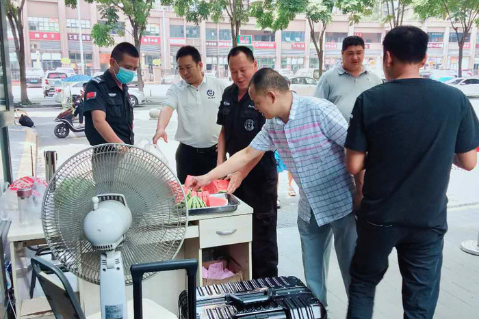 1炎热高温未退，领导慰问送清凉2A.jpg